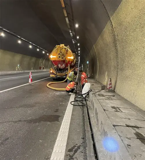 阳新隧道排水渠清淤